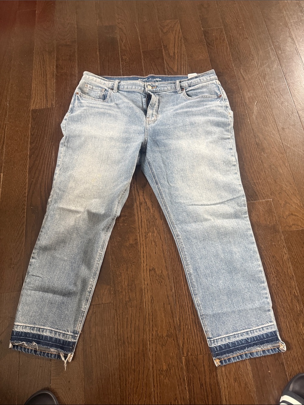 Light Wash Crop Jeans with Frayed Hem